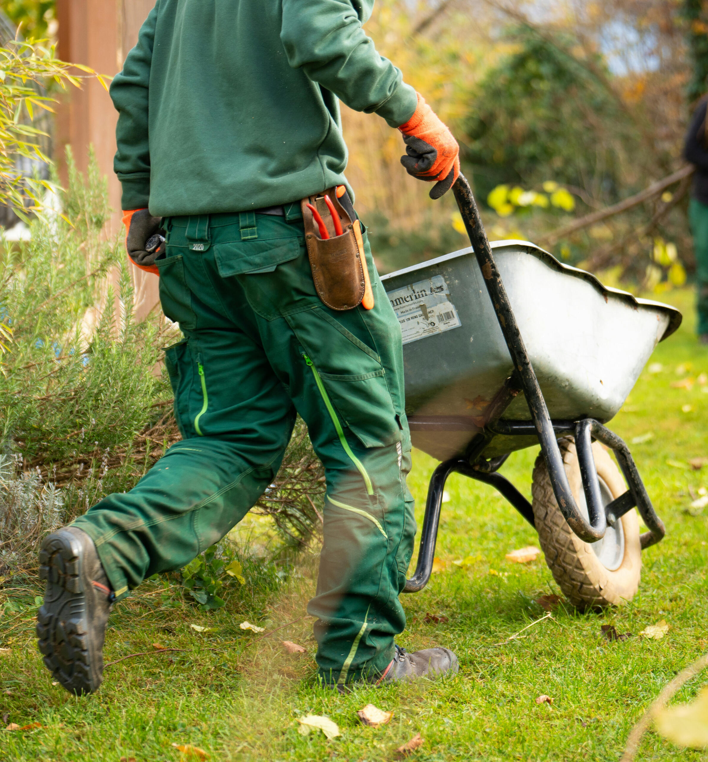 Hornagold Landscaping Landscaper with wheelbarrow